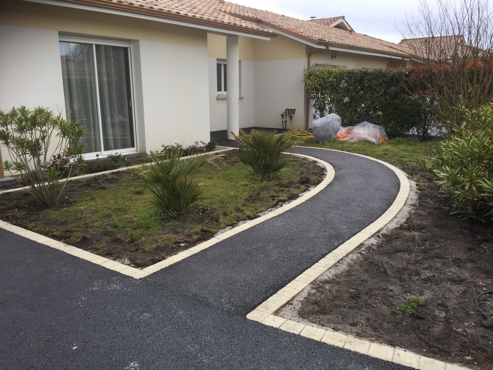 allée en goudron avec bordures pavés pour une maison à Gujan Mestras
