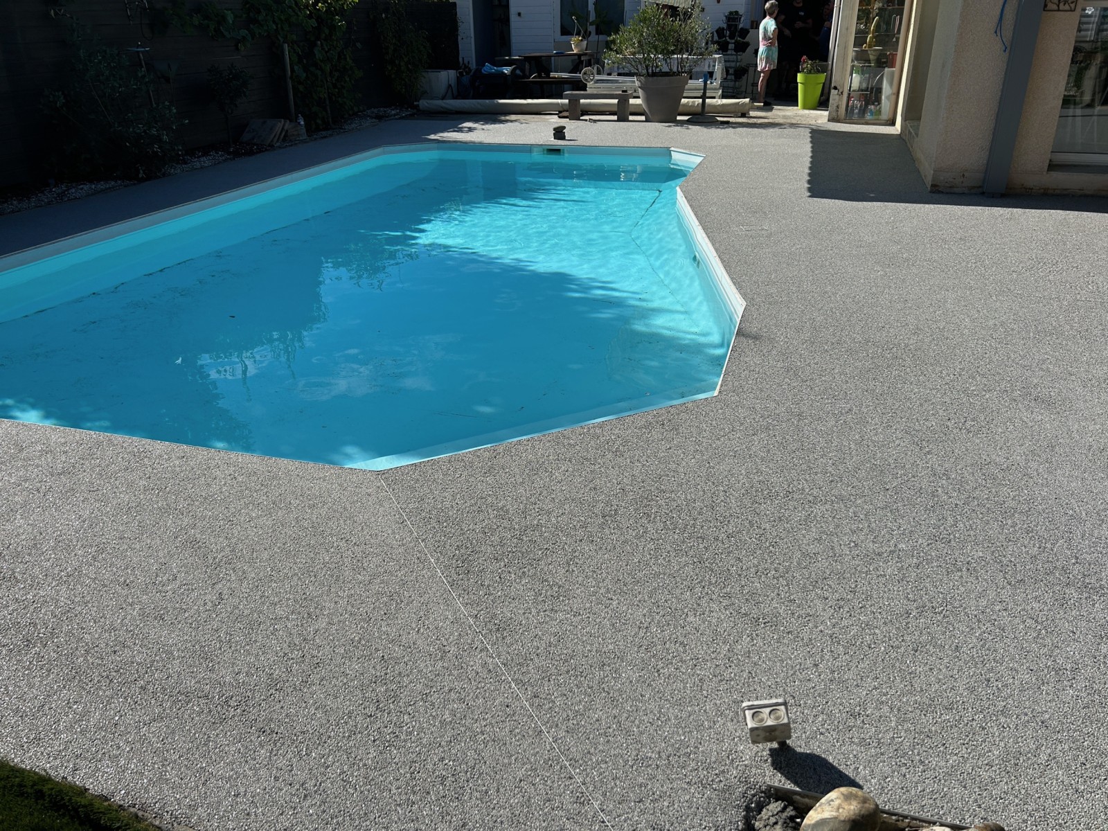 Choisir une moquette de pierre pour un tour de piscine ou pour une allée piétonne