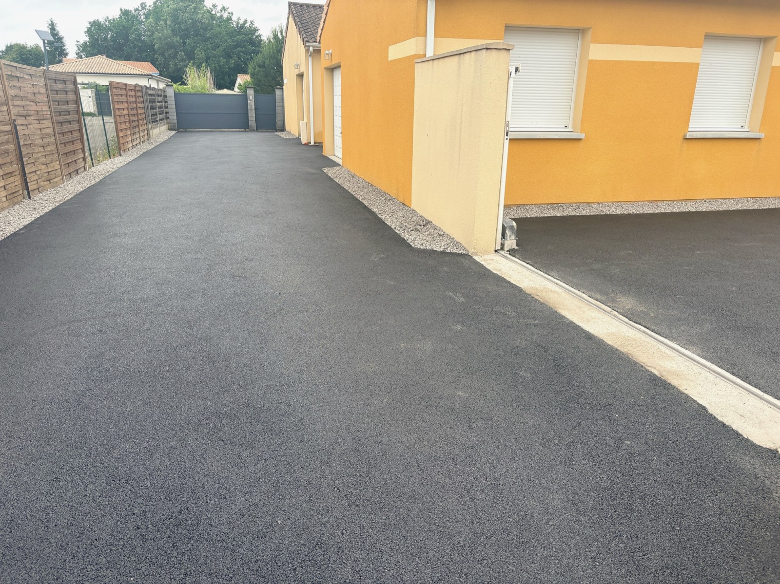 Aménagement Extérieur de Prestige : Votre Allée en Enrobé sur Mesure à Gujan-Mestras avec LIZÉ TP