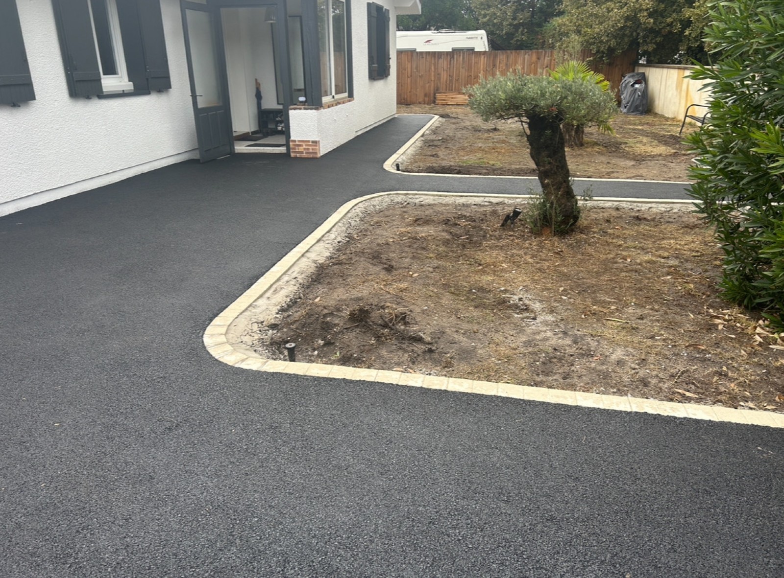 Création d'une belle allée en bordures pavées 12x12 gris à Biganos lizé tp