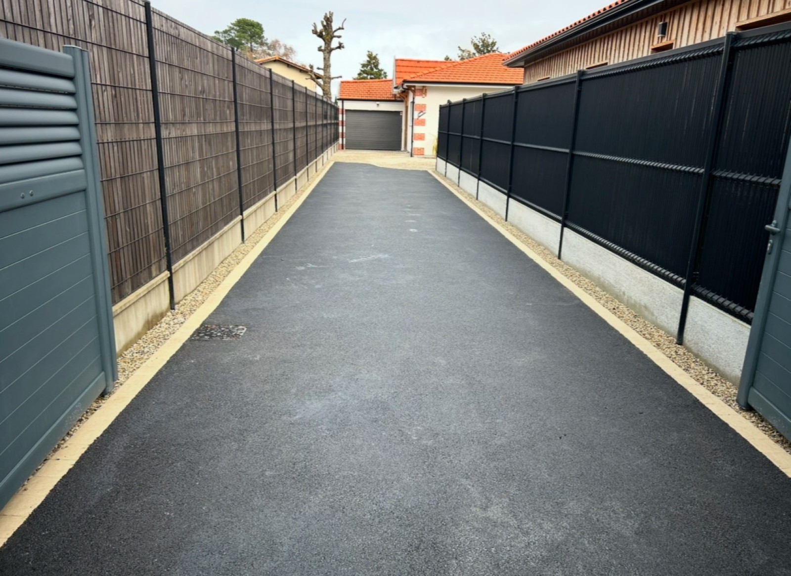 Création d’allée en enrobé avec bordures en pavés 12x12 sable à Biganos