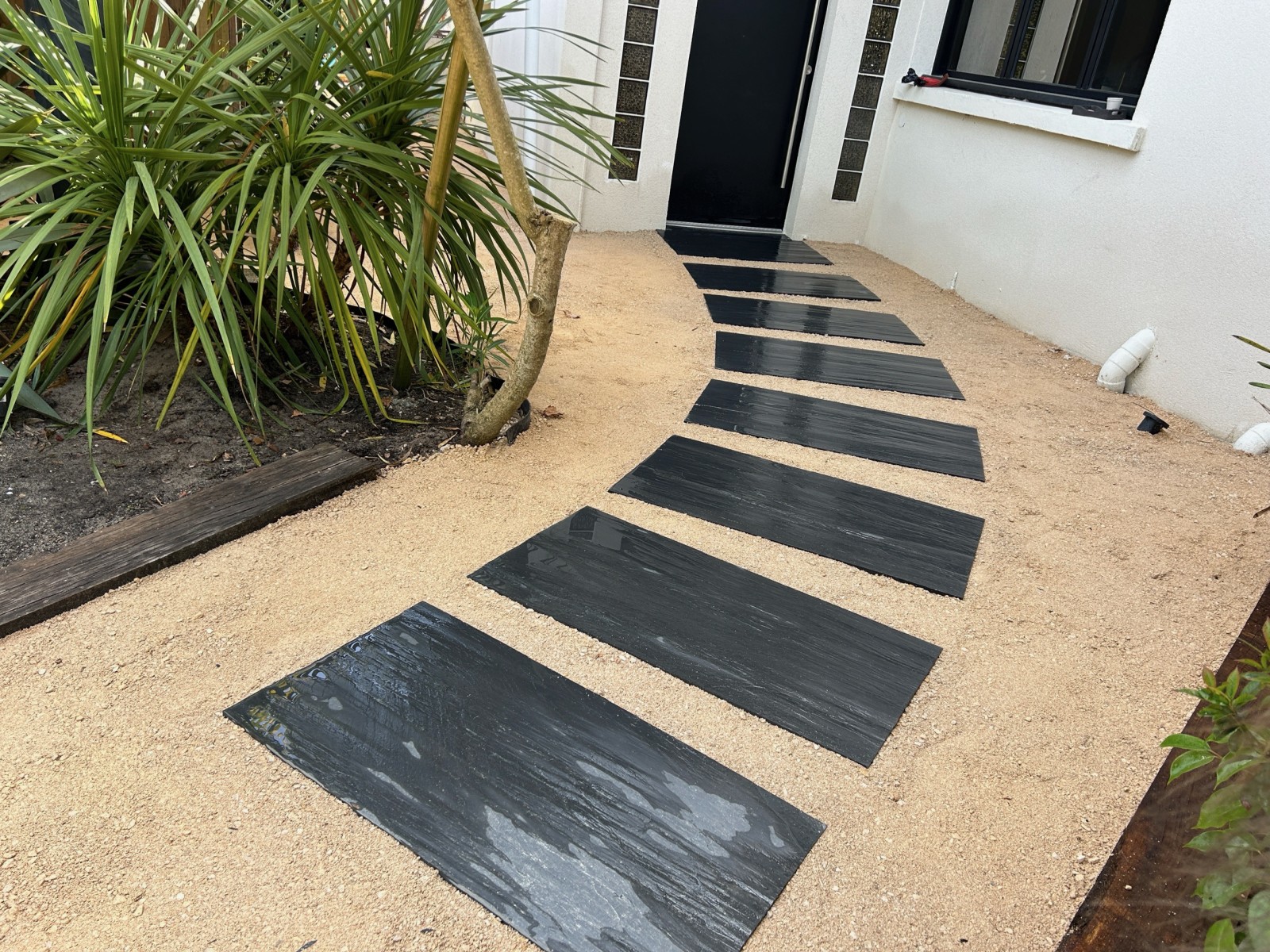 Allée cour en calcaire clair sur Biganos.