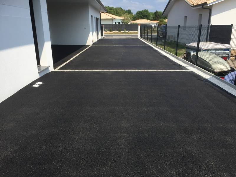 allee en enrobé noir coffrage galets blanc