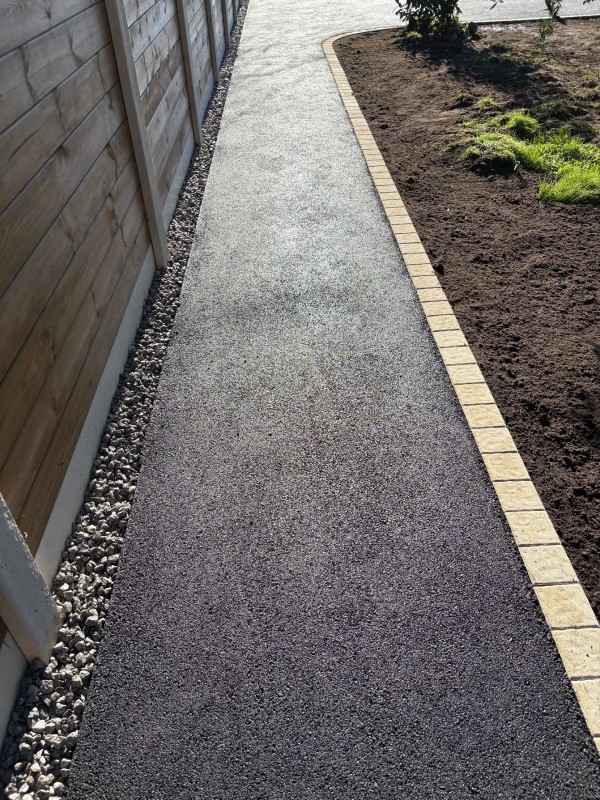 Réalisation sur mesure d’allée en enrobé avec pavés sable 12x12 à Biganos