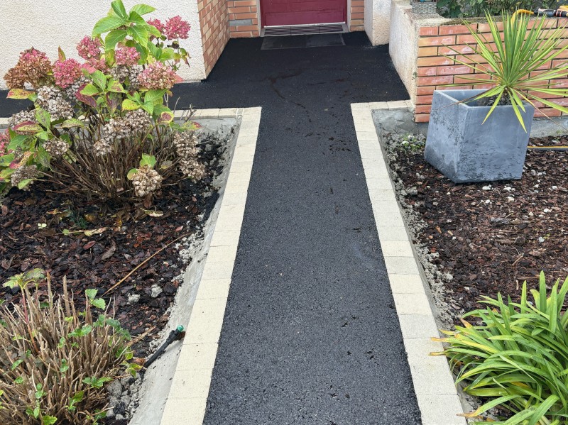 Création d'une belle allée en bordures pavées 12x12 gris à Biganos lizé tp