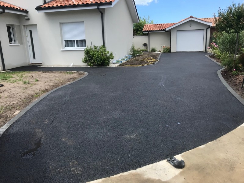 Allée en enrobé noir à chaud et pavés gris