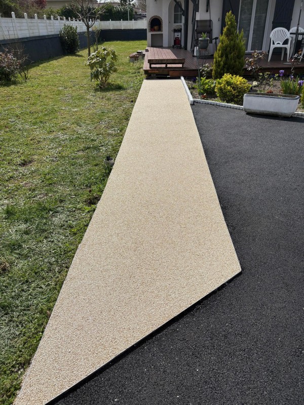 Choisir une moquette de pierre pour un tour de piscine ou pour une allée piétonne
