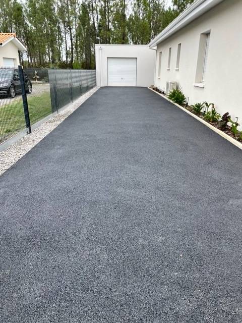 Création d'une allée en goudron à chaud au Teich