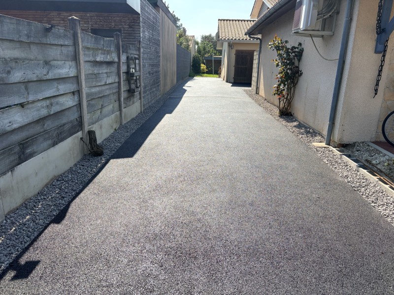 Une entreprise pas trop chère pour réaliser une entrée de maison en bitume?