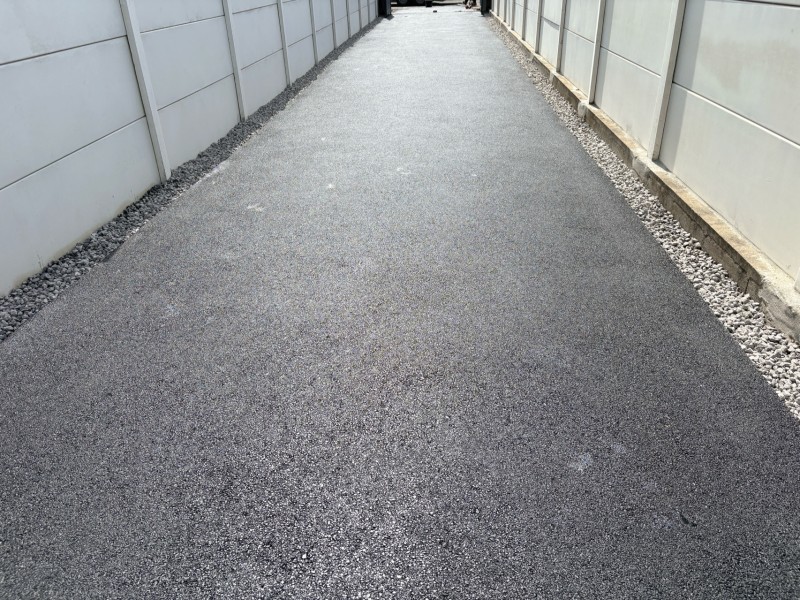  allée en enrobé avec coffrage et galets pour évacuation d’eau de pluie