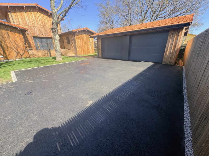 Une entreprise pas trop chère pour réaliser une entrée de maison en bitume?