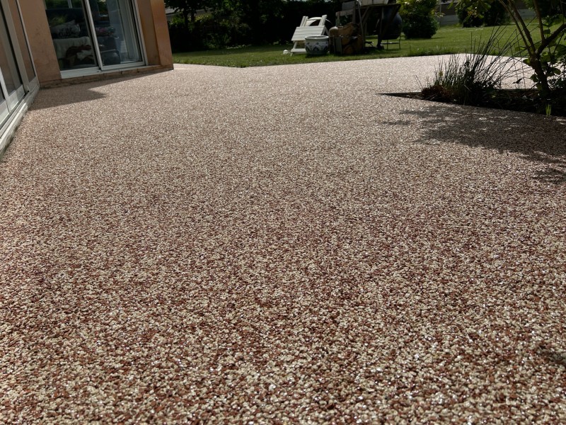 Choisir une moquette de pierre pour un tour de piscine ou pour une allée piétonne