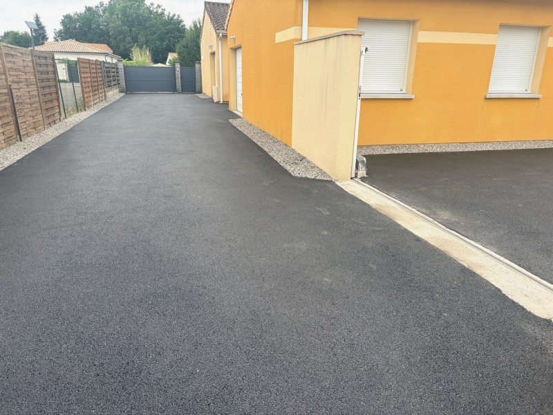 Aménagement Extérieur de Prestige : Votre Allée en Enrobé sur Mesure à Gujan-Mestras avec LIZÉ TP