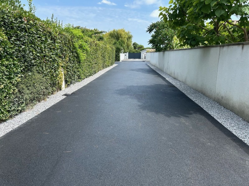 Aménagement extérieur : allée en enrobé et bordures en galets à Gujan-Mestras