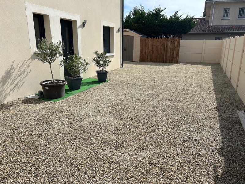 entrée de maison en cailloux sur le bassin d’arcachon 