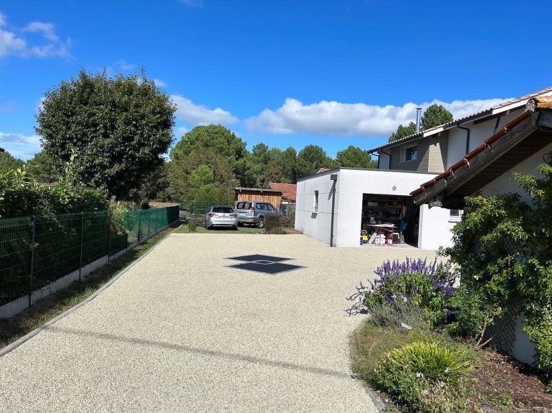 entrée de maison en cailloux sur le bassin d’arcachon 