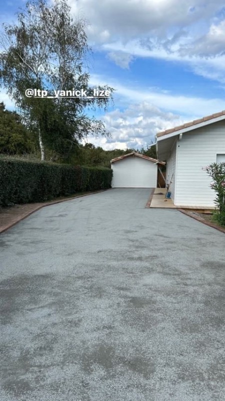 entrée de maison en cailloux sur le bassin d’arcachon 