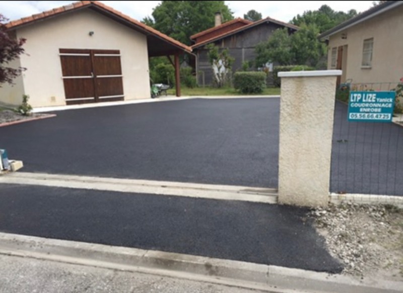 Création d'allée en enrobé noir, et pourtour de maison en pavés sur Biganos