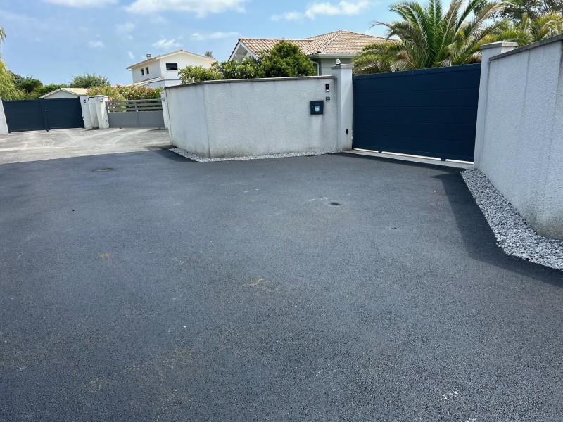 Réalisation sur mesure d’allée en enrobé avec coffrage galets à Gujan-Mestras