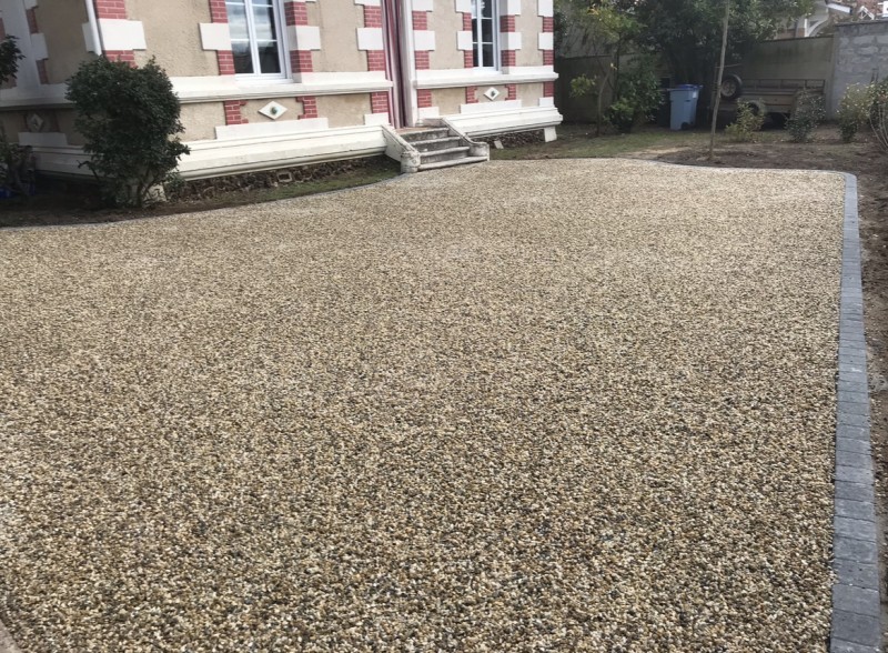 Allée en gravillonnage calcaire beige et traverses chênes