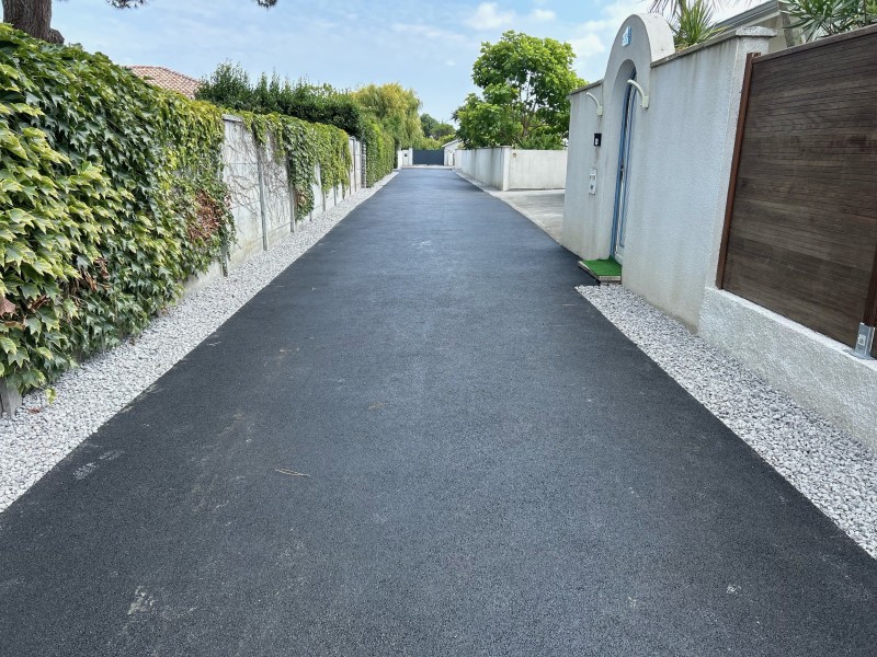 Création d’allée en enrobé avec coffrage galets à Gujan-Mestras