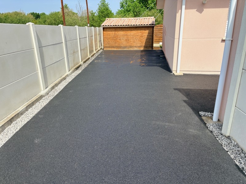  allée en enrobé avec coffrage et galets pour évacuation d’eau de pluie