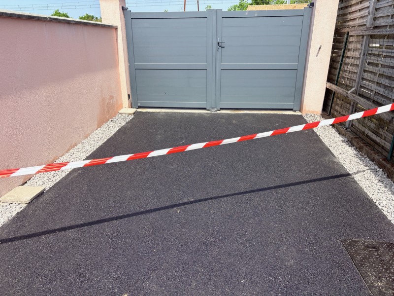  allée en enrobé avec coffrage et galets pour évacuation d’eau de pluie