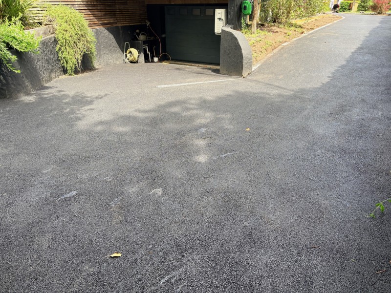 Réalisation d'allées de parking en gravillon stabilisé ou enrobé pour particuliers à Audenge