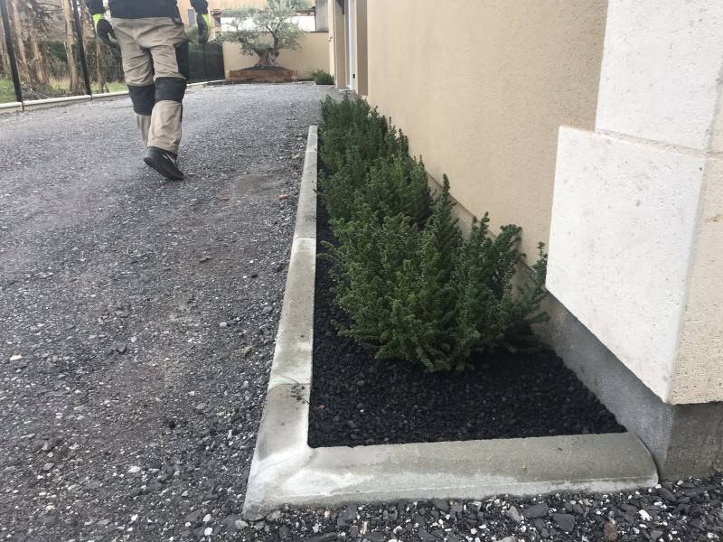 Allée bordure ciment au Teich