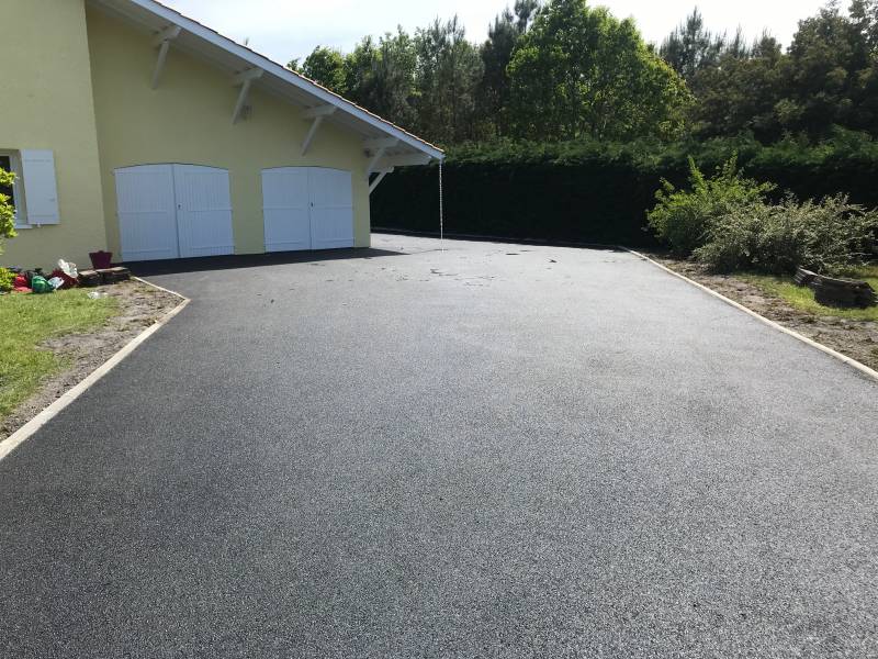 Cour parking particulier en enrobé à chaud à Biganos