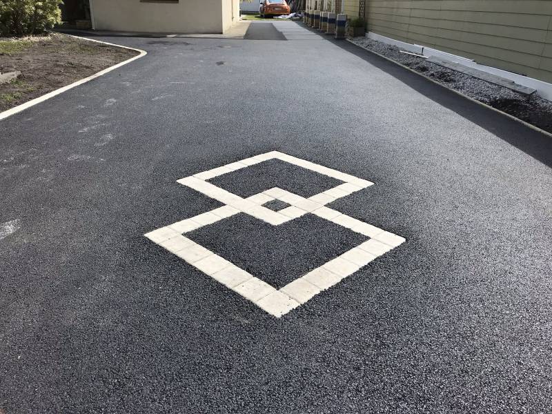 allée en enrobé avec motif pavés lize TP mios
