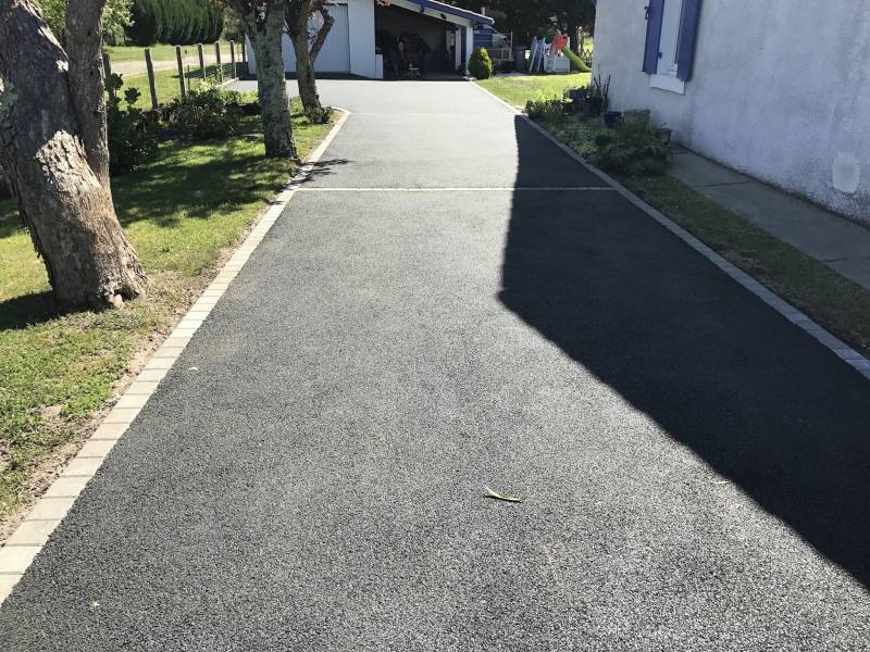 cour en enrobé noir mios lize tp