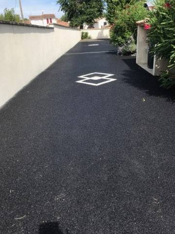 allée avec motifs dans l’enrobé