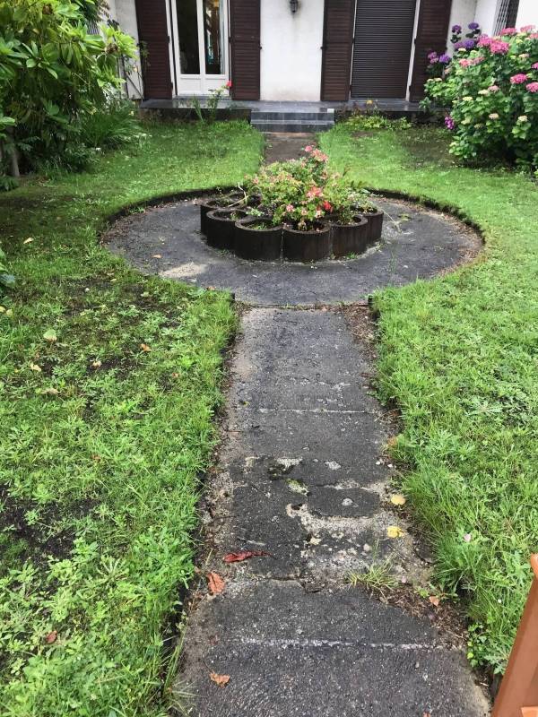 Allée piétonne en béton à rénover sur Gujan Mestras