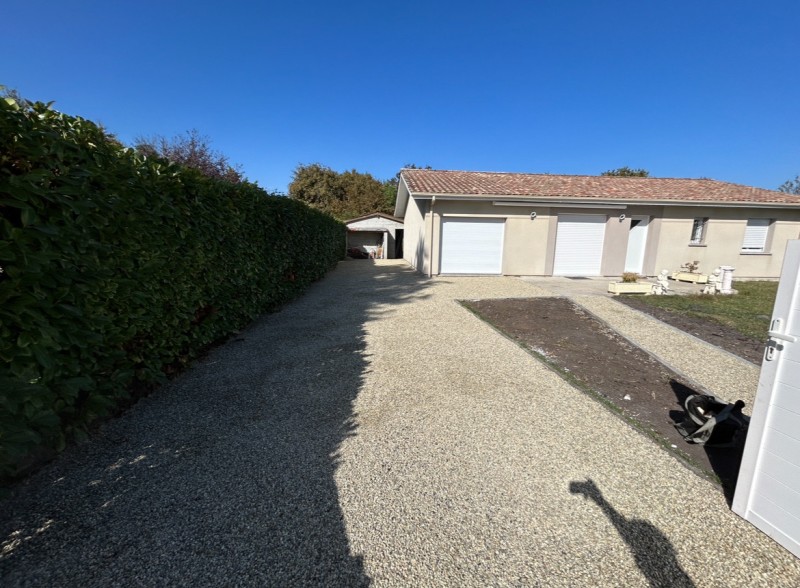 entrée de maison en cailloux sur le bassin d’arcachon 
