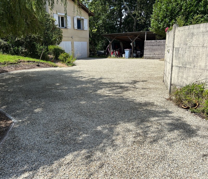 Allée en gravillonnage calcaire beige et traverses chênes
