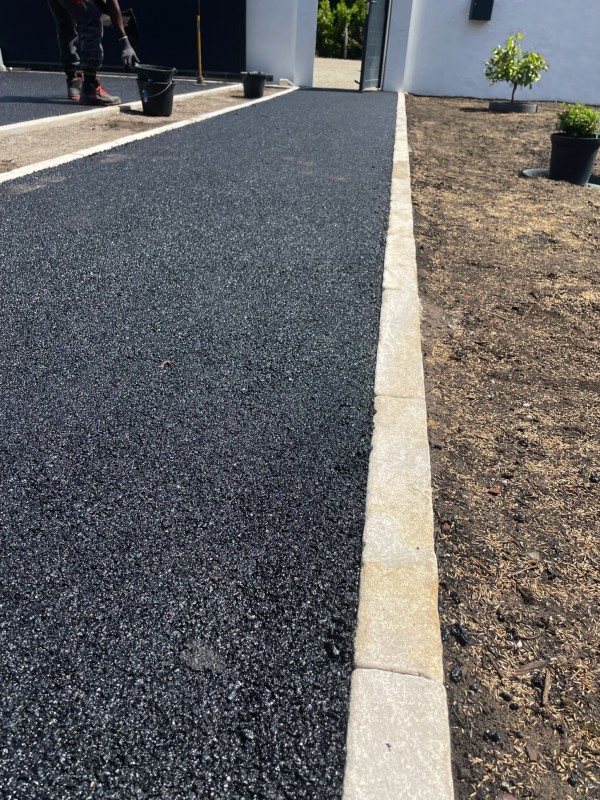 Pose de bordures Aquiter design et résistantes pour allées à Gujan-Mestras