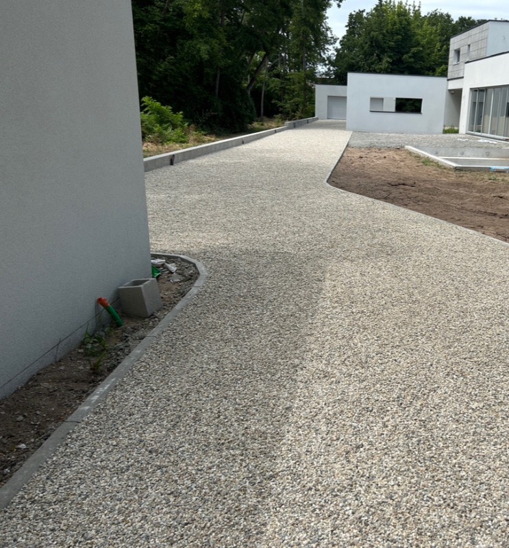 entrée de maison en cailloux sur le bassin d’arcachon 