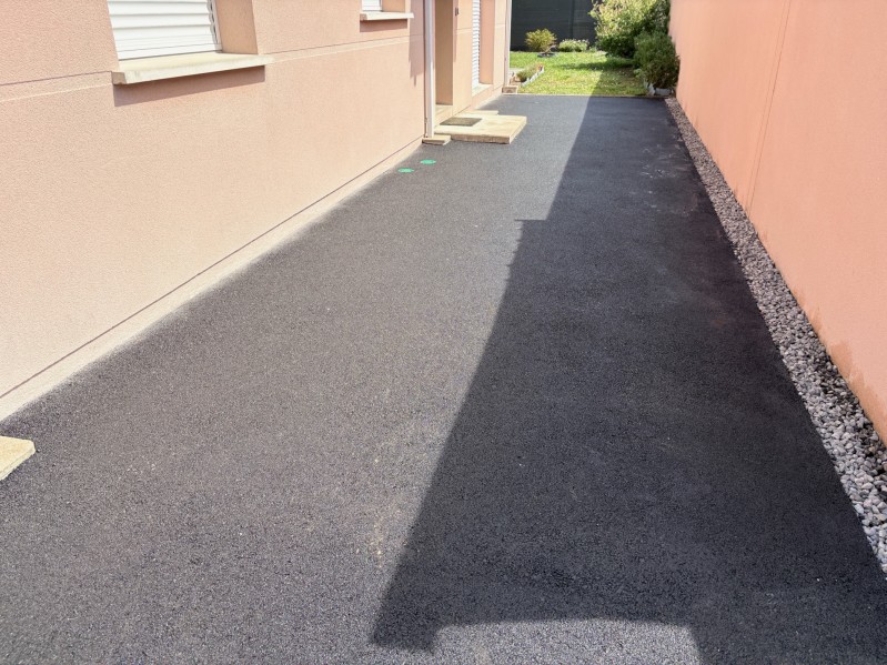  allée en enrobé avec coffrage et galets pour évacuation d’eau de pluie