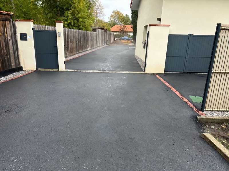 entrée maison en goudron noir la teste lize tp