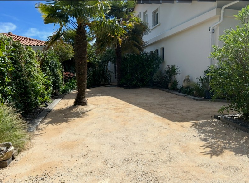 Allée cour en calcaire clair sur Biganos.