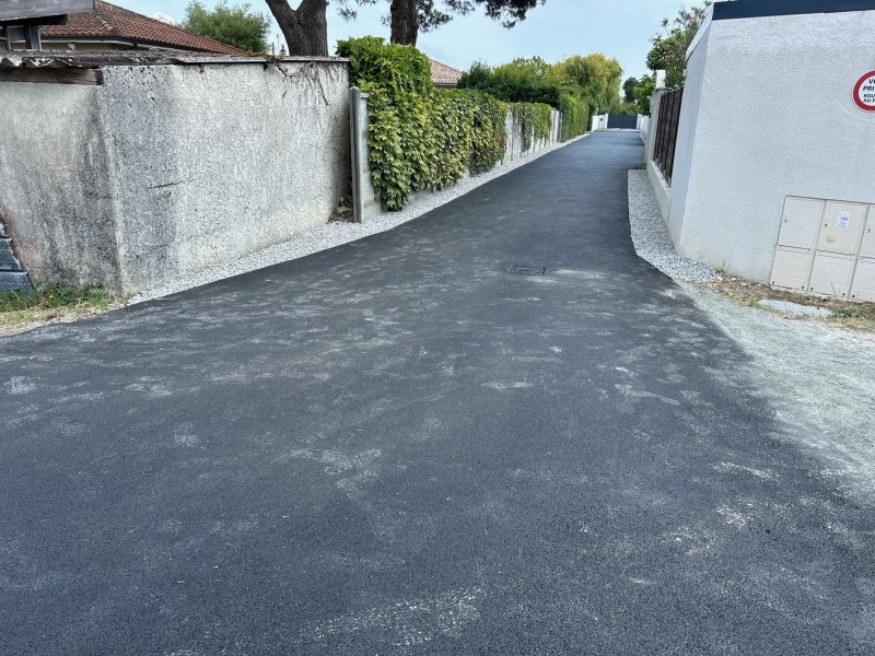Entreprise spécialisée en allées en enrobé avec finitions galets à Gujan-Mestras