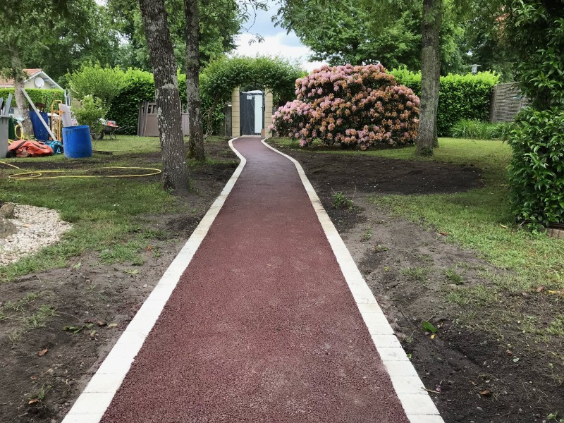 Allée piétonne enrobé couleur dans une propriété sur le bassin d'arcachon
