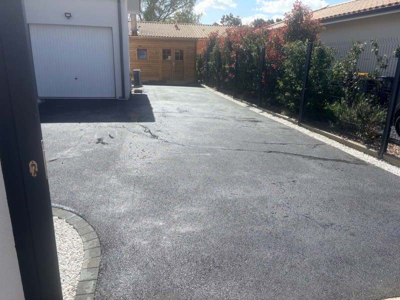 Une entreprise pas trop chère pour réaliser une entrée de maison en bitume?